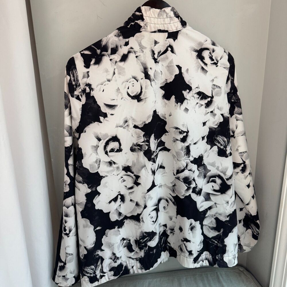 Zenergy by Chico's Jacket Women's 2 / L Black White Floral Golf Zip Up - Picture 6 of 7